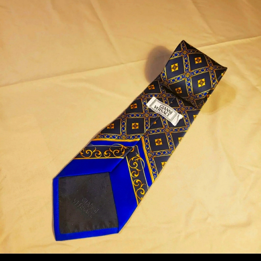 Medusa Head Versace tie 100% percent silk